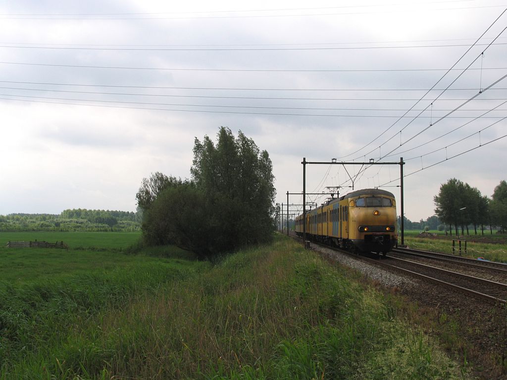 412 und 860 mit Regionalzug 16030 Den Bosch-Utrecht CS bei Houten am 11-6-2010.
