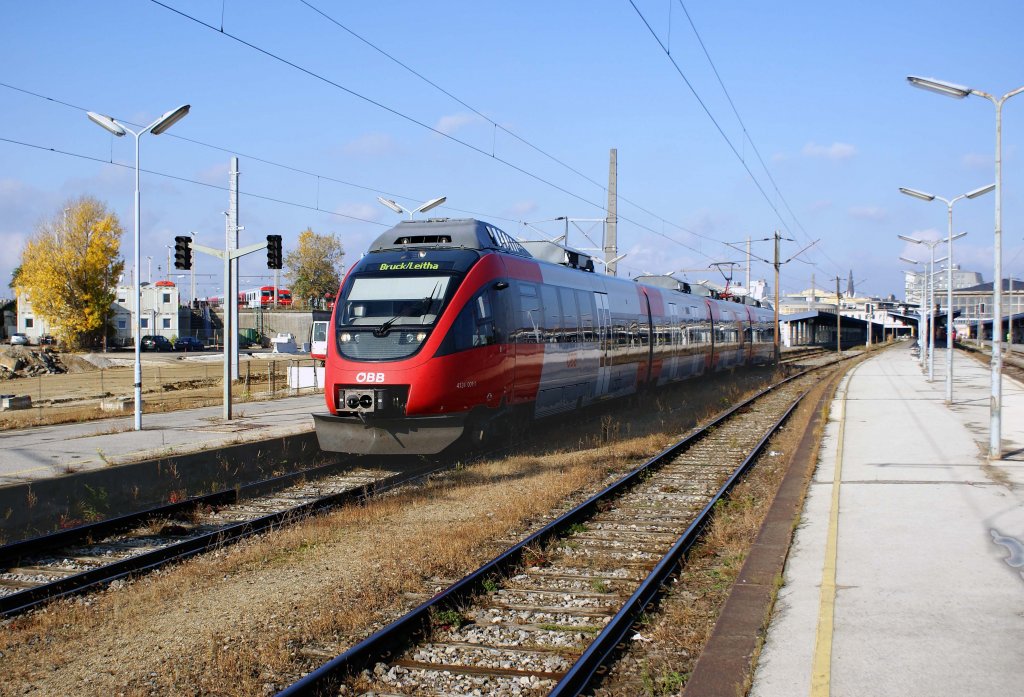 4124 001 als S60 nach Bruck a.d. Leitha bei der Abfahrt aus Wien S�dbahnhof(Ost), 30.10.2009