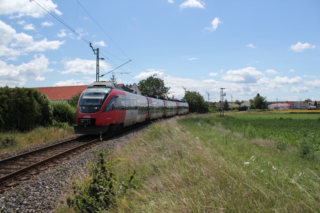 4124 010-2 hat im Sommer 2012 den burgenlndischen Bahnhof Deutschkreutz hinter sich gelassen und macht sich ber Sopron auf den Weg nach Wien Meidling. 