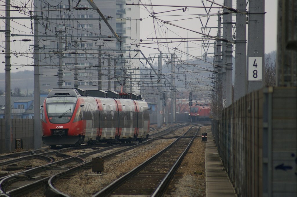 4124 013 kurvt sich durch die Wichenanlage bei der Haidestrasse in Wien Richtung Simmering Grillgasse. Endhaltestelle des Zuges ist Wien Sdbahnhof Ostseite. Im Hintergrund wartet die 1116 268 auf die weiterfahrt. 20.3.2010
