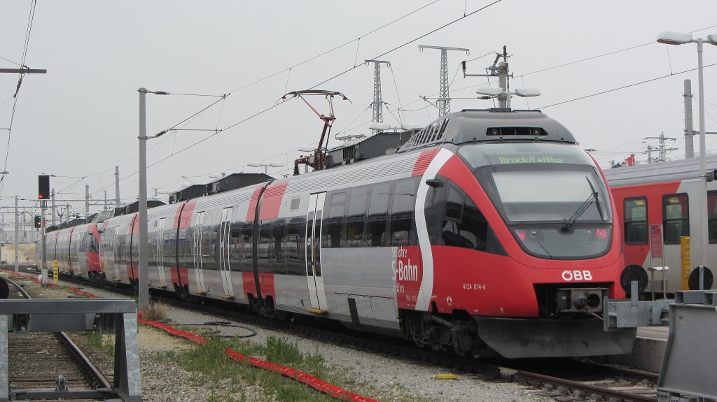 4124 014  50 Jahre S-Bahn in Wien  und 4124 *** als S 60 (Wien Sdbahnhof (Ostbahn)->Bruck an der Leitha) in Wien Sdbahnhof (Ostbahn).(6.4.2012)