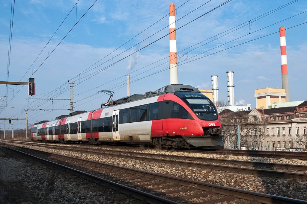 4124 016 mit einem Zug der S Bahnlinie S 80, unterwegs nach Wien Meidling. Wien Haidestrae, am 23.03.2013.