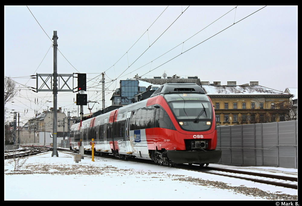 4124 022 fhrt als S-Bahn nach Floridsdorf in den Bahnhof Praterstern ein. Aufgenommen am 14.02.10