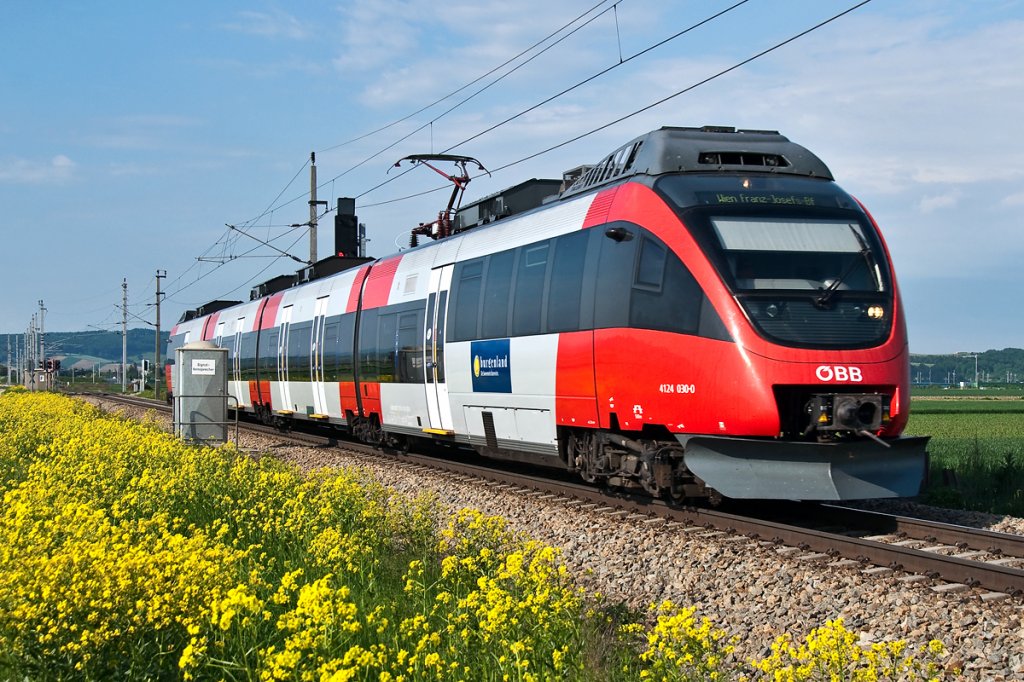 4124 030 ist mit S-Bahn 21019 von St. Plten nach Wien Franz Josef's Bahnhof unterwegs. Die Aufnahme entstand am 12.05.2012, kurz vor Tulln Stadt.