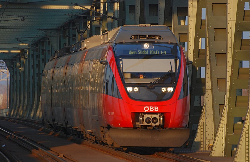 4124 033 als S- Bahnzug nach Wien Sdbahnhof (Ostseite) auf der Brcke ber die Donau. Wien Praterkai, am 05.12.2009.