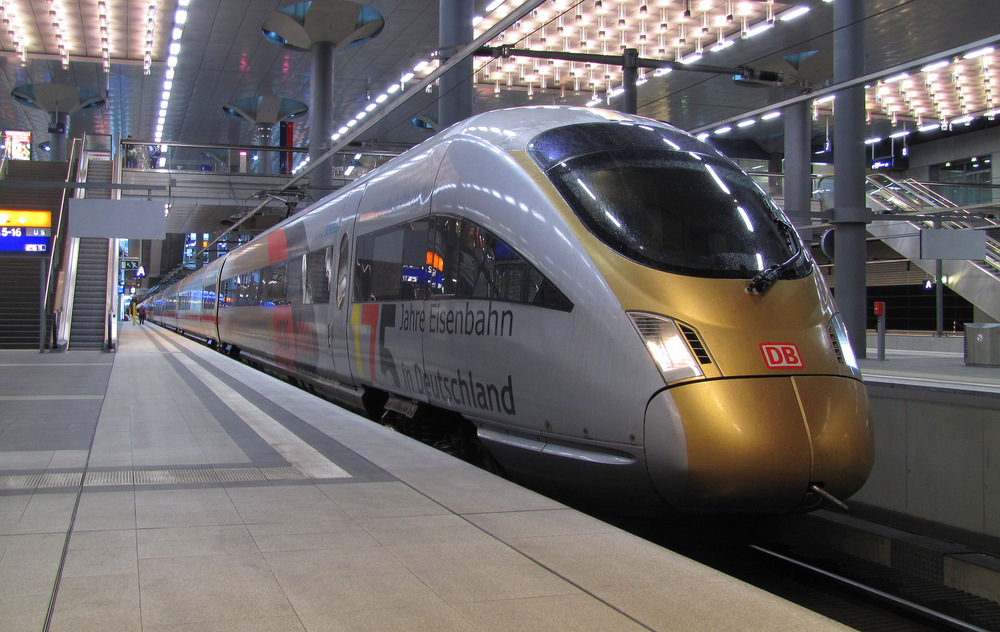415 022  175 Jahre Deutsche Eisenbahn  steht am 29.07.2011 mit dem ICE 1209 nach Innsbruck Hbf im Berliner Hbf bereit. Fr den 415er geht es allerdings nur bis Mnchen Hbf.