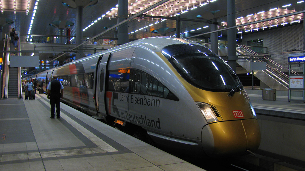415 022  175 Jahre Deutsche Eisenbahn  steht am 29.07.2011 mit dem ICE 1209 nach Innsbruck Hbf im Berliner Hbf bereit. Fr den 415er geht es allerdings nur bis Mnchen Hbf. 