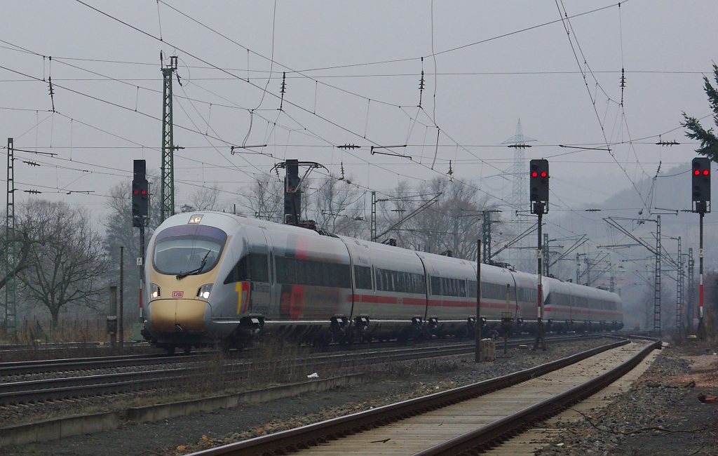 415 022 als fhrender Zugteil von ICE 1557/1597 in Richtung Norden bei Mecklar. Lange ist's her, als ich die Goldnase das letzte mal sah. Aufgenommen am 19.02.2011.