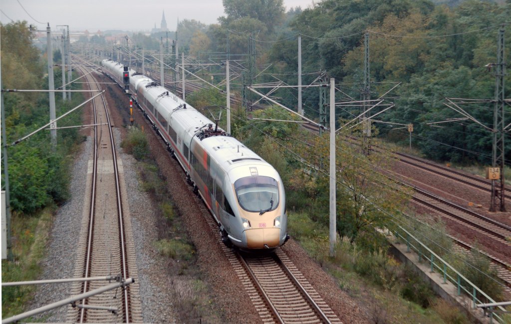 415 022 fhrt am 03.10.10 den ICE 1727 nach Leipzig. Der Triebzug wurde an diesem Tag aus Berlin rckberfhrt. Fotografiert in Holzweiig. 