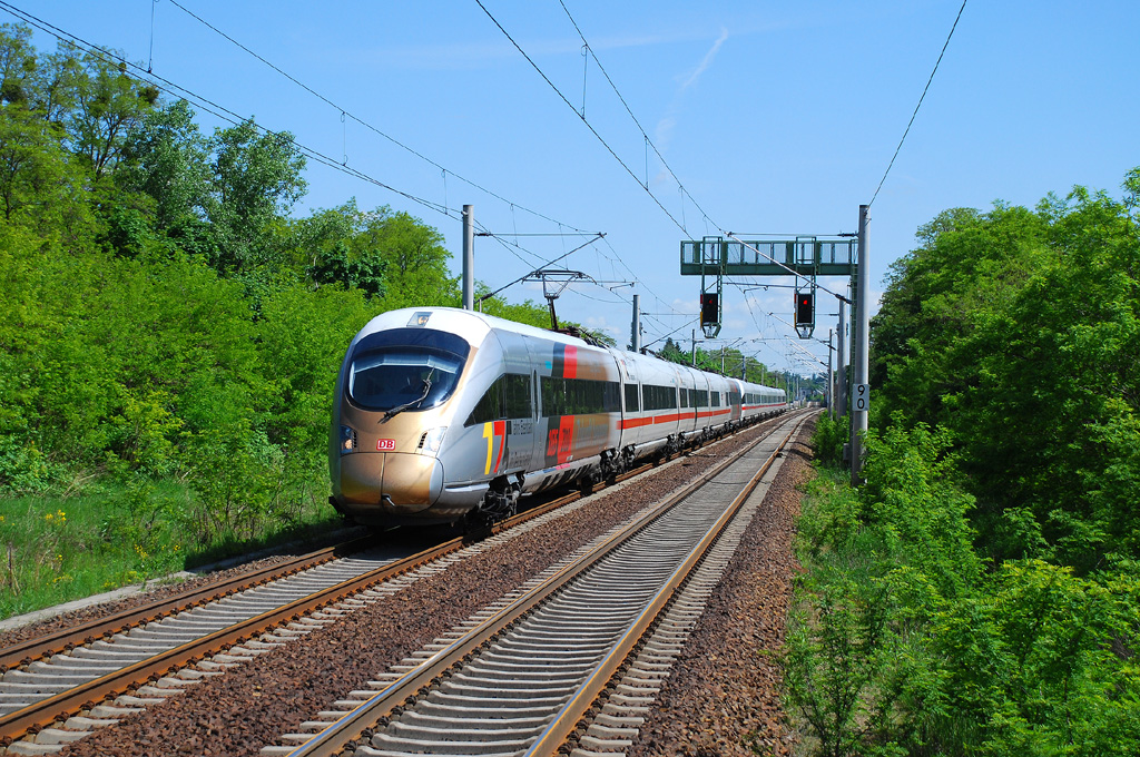 415 022 mit Werbung f�r 175 Jahre Eisenbahn, dahinter 411 025 am 26.05.2010 durch Berlin-Lichterfelde Ost auf den Weg nach Leipzig und M�nchen