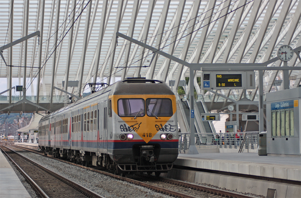 418 der SNCB steht als R5159 nach Waremme in Li�ge-Guillemins bereit. 4.8.10