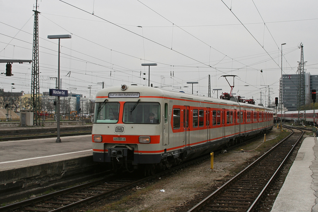 420 001 bei der Bereitstellung f�r seine leider letzte Sonderfahrt am 18.04.2010 in M�nchen Ost.