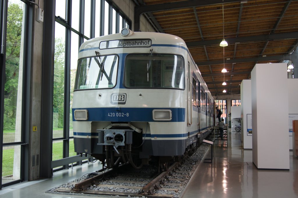 420 002-8 steht als  Olympiazug  im Verkehrszentrum des Deutschen Museums in M�nchen. Aufgenommen am 10.05.2013.