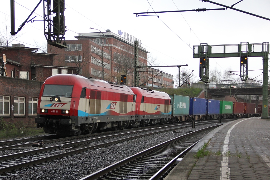 420 14 und 420 12 vor einem Containerzug. Aufgenommen am 12.04.2012 in Hamburg-Harburg.