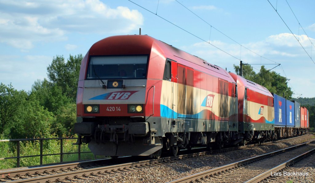 420 14 und 420 13 der EVB dieseln mit einem Containerzug aus Bremerhafen durch Hamburg-Moorburg Richtung Hamburg-Waltershof.