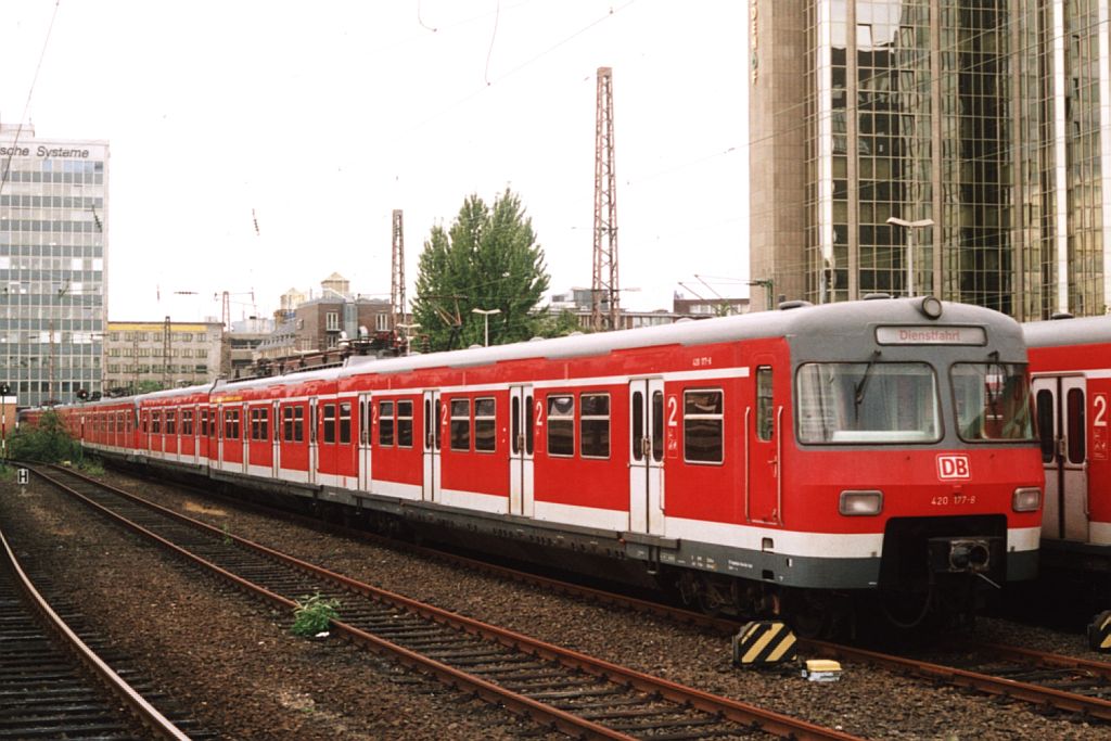 420 177-8/421 177-7/420 677-7 auf Essen Hauptbahnhof am 23-08-2004. Bild und scan: Date Jan de Vries.