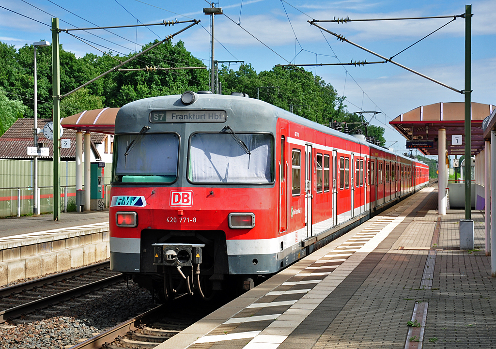 420 287-5 und 771-8, S7 der RMV nach Frankfurt, im Bf Zeppelinheim - 04.08.2012