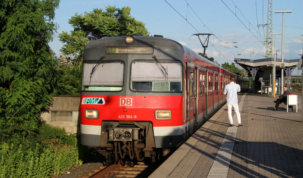 420 304-8 als S9 nach Wiesbaden Hbf in Hanau 8.6.12