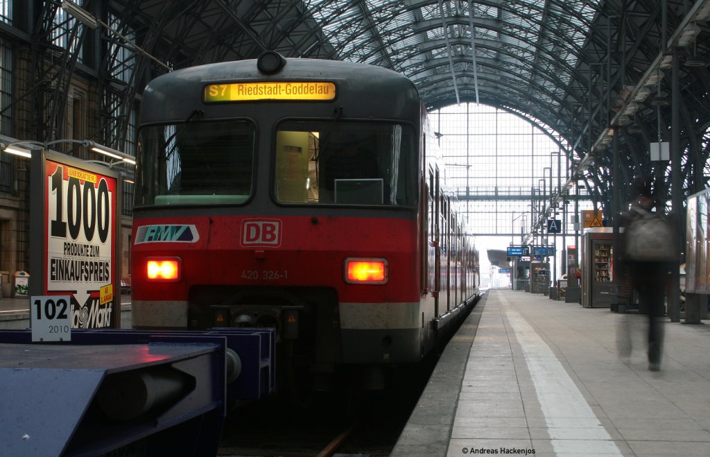 420 326-1 als  S7 nach Riedstadt-Goddelau in Frankfurt (Main) Hbf 4.1.11