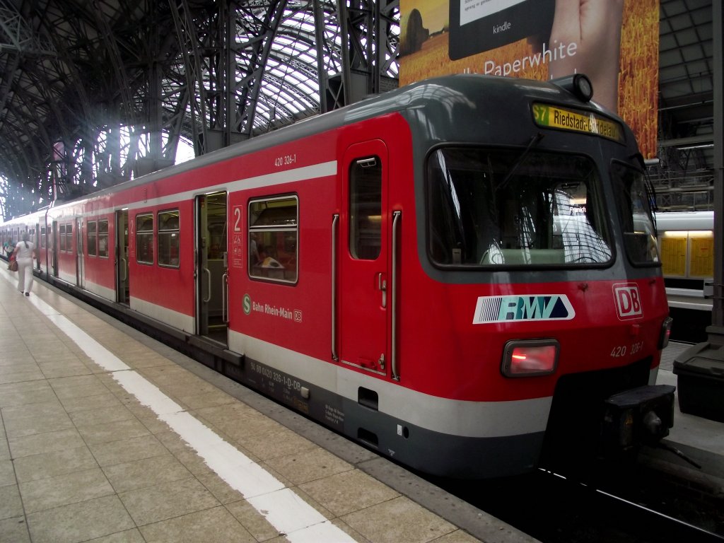 420 326-1 steht am 20.06.13 als S7 in Frankfurt am Main Hbf 
