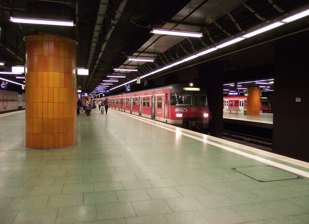 420 377-4 der S-Bahn Frankfurt steht am 28. Mai 2011 als S8 nach Wiesbaden Hbf im Frankfurter Hbf.