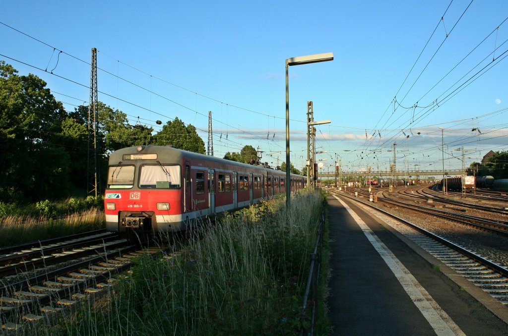 420 389-9 als S8 nach Hanau Hbf am Abend des 21.06.13 bei der Ausfahrt aus Mainz-Bischofsheim.