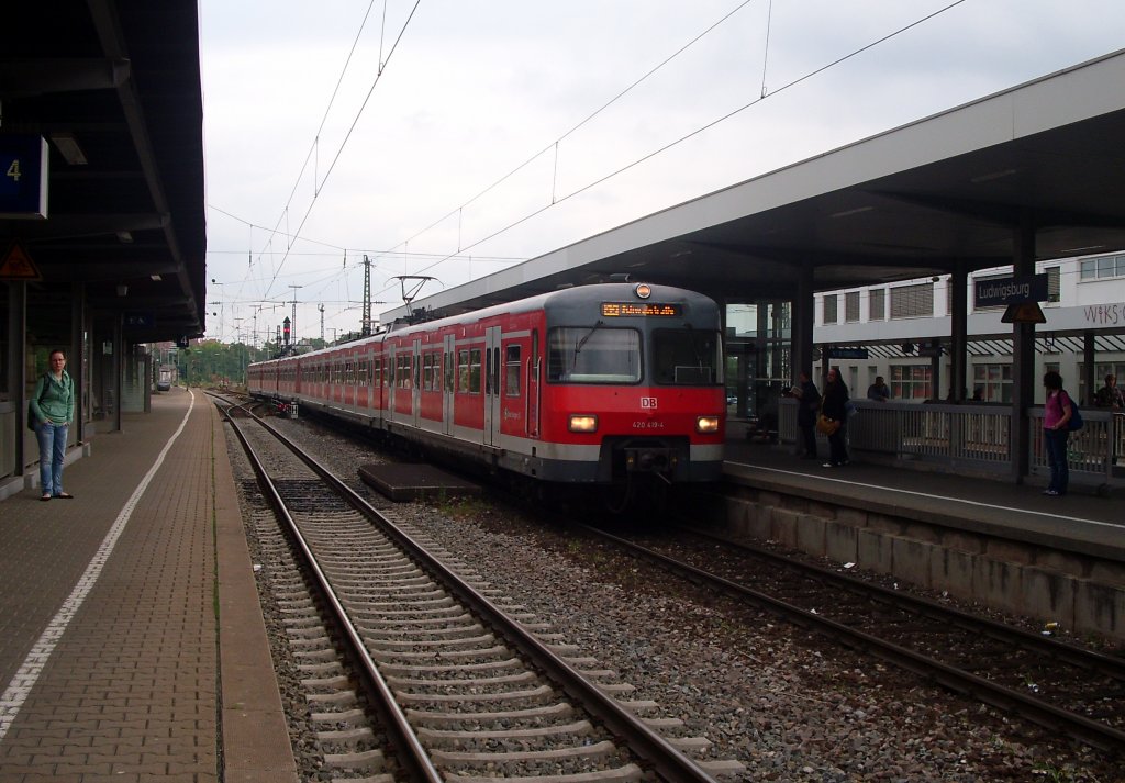 420 419-4 als S5 zur Stuttgarter Schwabstrae am 01.07.11 bei der Einfahrt in Ludwigsburg.