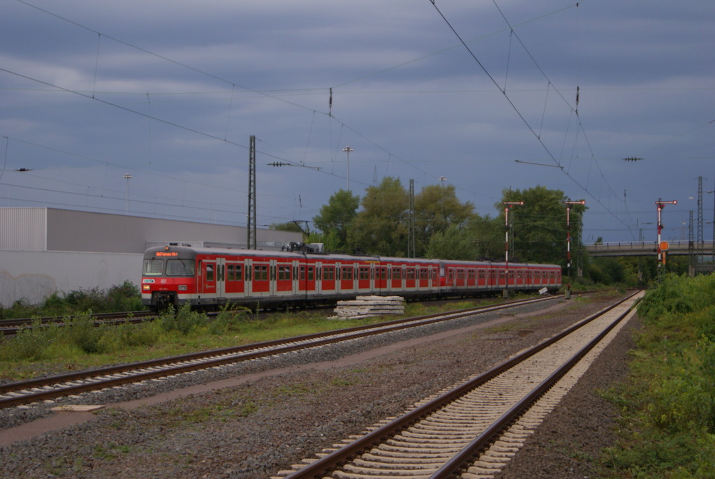 420 430-0 + 420 304-8 als S9 nach Hanau bei der Einfahrt in Rsselsheim-Opelwerk am 06.08.2011