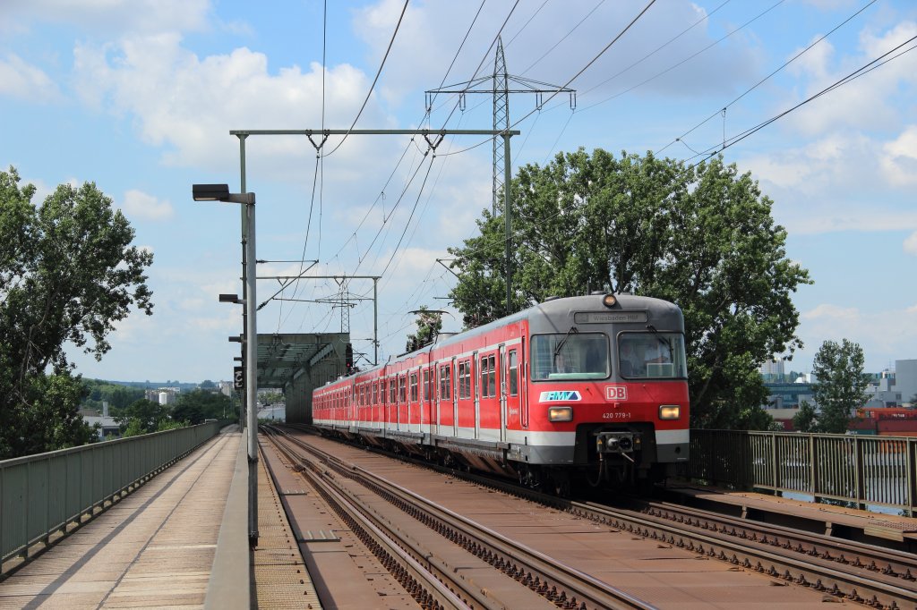 420 779-1 und ein weiterer 420 als S8 nach Wiesbaden Hbf in Mainz-Nord am 03.07.2012