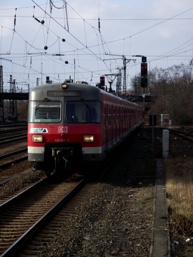 420 807-0 erreicht Hanau Hbf als S9 am 09.02.13