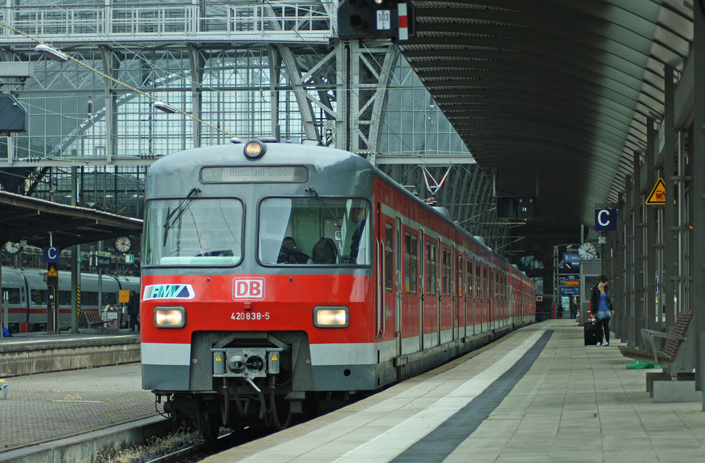 420 838-5 und 420 818-7 sind zusammen als S7 auf dem Weg nach Riedstadt, hier bei der Ausfahrt in Frankfurt (Main) Hbf, 27.7.11