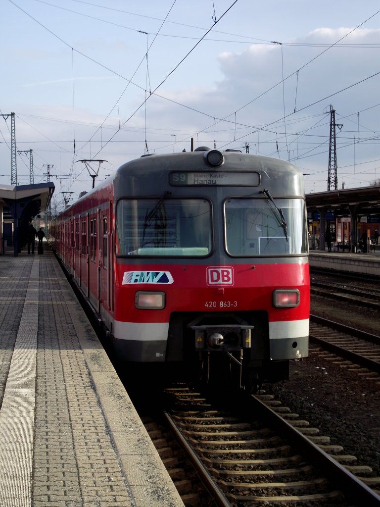 420 863-3 steht als S9 in Hanau Hbf am 09.02.13
