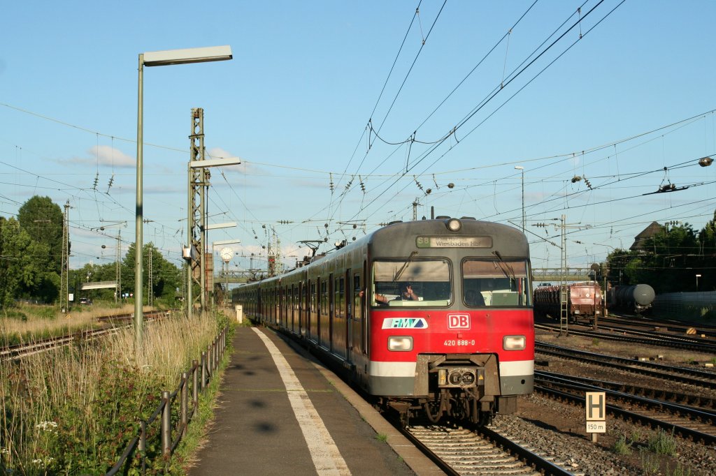 420 888-0 zusammen mit 420 305-5 als S8 nach Wiesbaden Hbf am 21.06.13 bei der Einfahrt in Mainz-Bischofsheim Pbf.

Viele Gre an den Lokfhrer!
