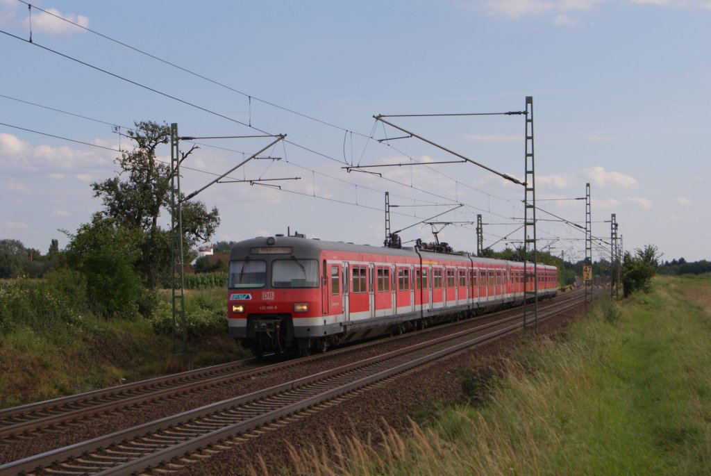 420 889-8 + 420 261-0 fahren zusammen als S7 von Riedstadt-Goddelau nach Frankfurt am Main Hauptbahnhof durch Riedstat-Wolfskehlen am 10.08.2011