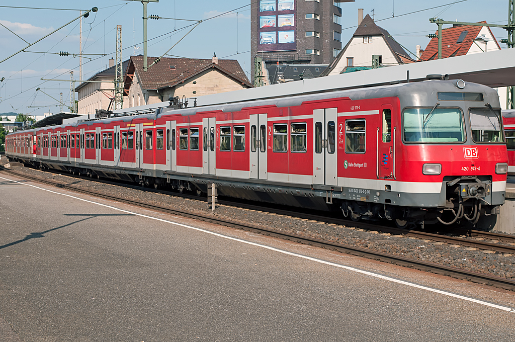 420 973-0 ( 94 80 0420 973-0 D-DB ), Dsseldorfer Waggonfabrik AG, Dsseldorf (DUEWAG) 90827 / Siemens, Baujahr 1995, Eigentmer: DB Regio AG - Region Baden-Wrttemberg, Fahrzeugnutzer: S-Bahn Stuttgart, [D]-Stuttgart, Bh Plochingen, 08.07.2013, Schorndorf Bf.
