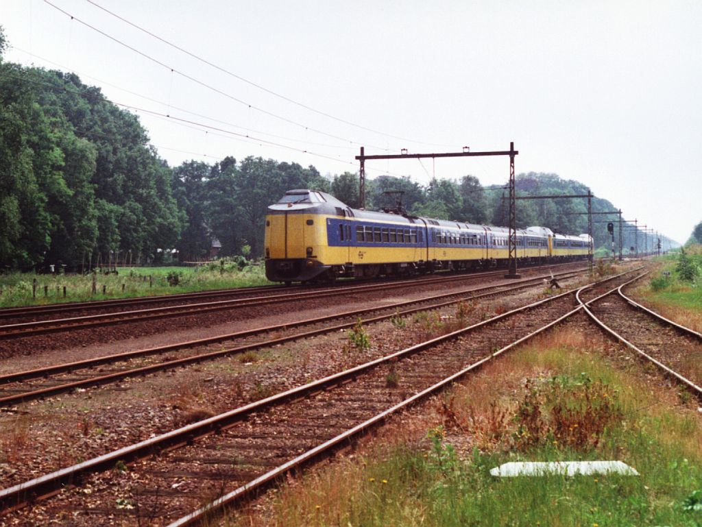 4207 + 4058 mit Intercity 1644 Enschede-Amsterdam CS bei Hengelo am 3-6-1999. Bild und scan: Date Jan de Vries. 