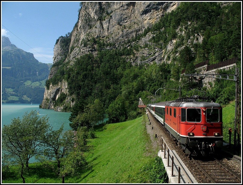 420er am Urnersee vor Flelen.
Diese Aufnahme entstand letzten Sommer wo der Nord und der Sdverkehr sich das Gleis teilen mussten. 