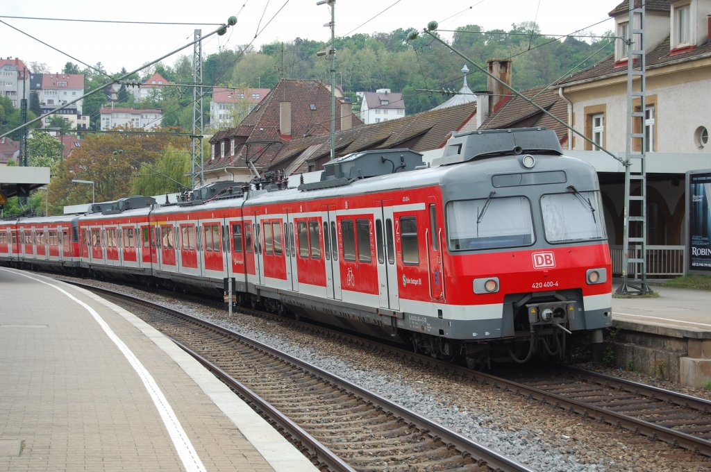 420er in Stuttgart-Feuerbach (11): Exoten sind immer selten; so auch 420 400-4 der Stuttgarter S-Bahn. Er ist einer der beiden modernisierten Triebzge der BR 420 der S-Bahn aus Stuttgart, die als BR 420plus vorgestellt wurden. Das Bild entstand am 8.5.2010.