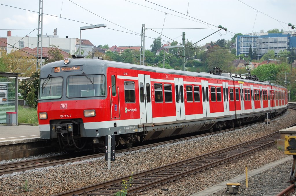 420er in Stuttgart-Feuerbach (12): Kurz vor dem Ende meiner Fotosession am 8.5.2010 in Stuttgart-Feuerbach konnte ich noch den 420 955-7 als S6 nach  Weil der Stadt  aufnehmen.