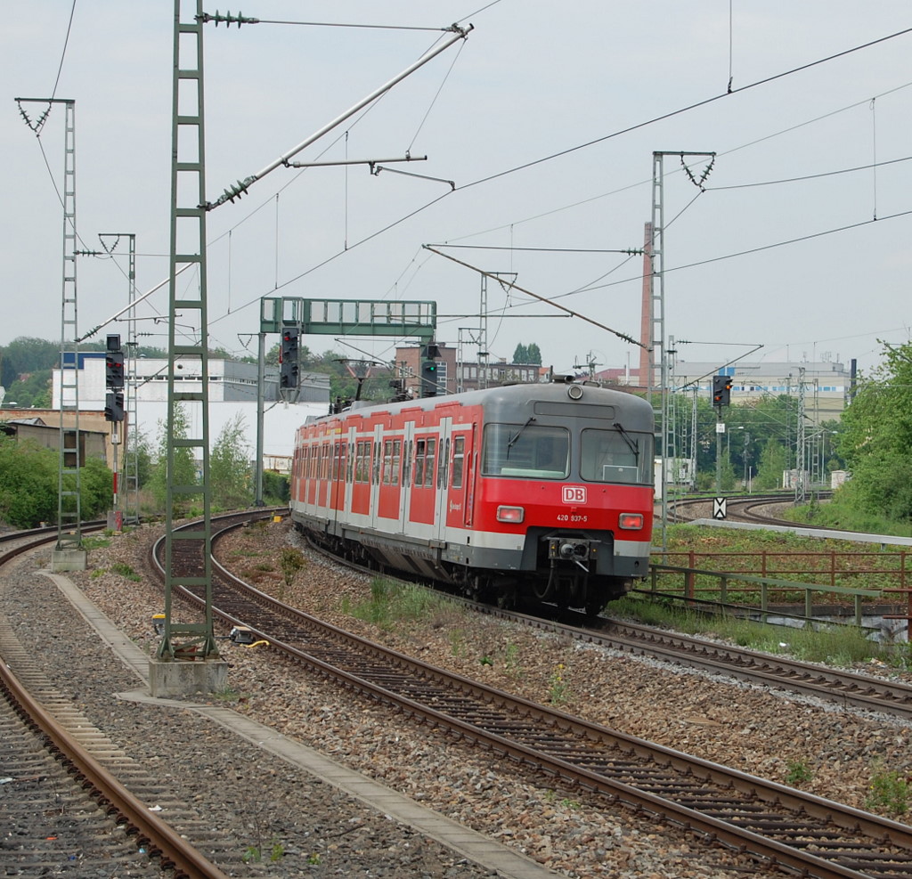 420er in Stuttgart-Feuerbach (13): Der an der Front etwas auergewhnlich lackierte 420 937-5 verlsst am 8.5.2010 den Bahnhof Stuttgart-Feuerbach in Richtung  Weil der Stadt .