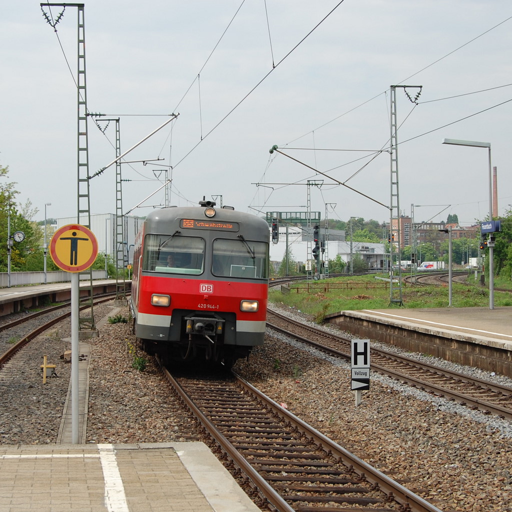 420er in Stuttgart-Feuerbach (14): Das nun letzte Bild aus meiner 420er-Reihe vom 8.5.2010 zeigt den Plochinger 420 944-1 bei der Einfahrt in den Bahnhof Stuttgart-Feuerbach als S5.