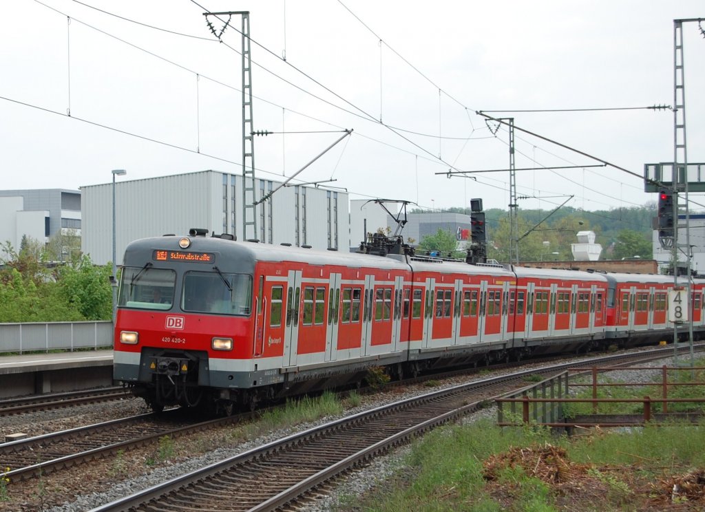 420er in Stuttgart-Feuerbach (2): Der 420 420-2 fhrt am 8.5.2010 in den Bahnhof Stuttgart-Feuerbach ein. Ziel des  heiligen ETs  ist Stuttgart-Schwabstrae.