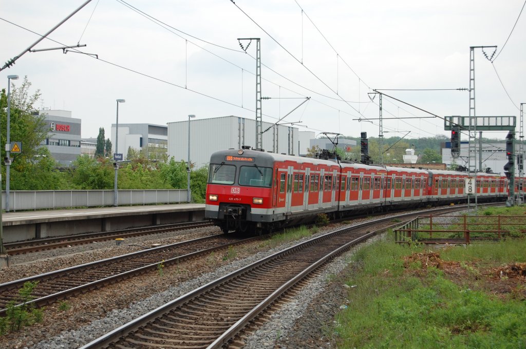 420er in Stuttgart-Feuerbach (5): 420 470-7 f�hrt am 8.5.2010 zusammen mit einem anderen 420er als S5 in den Bahnhof Stuttgart-Feuerbach ein.