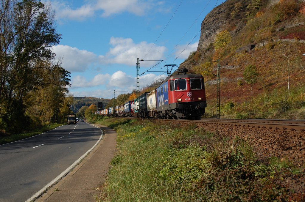 421 371-6 mit KLV-Zug im herbstlichen Rheintal bei Erpel, 26.10.2011. 