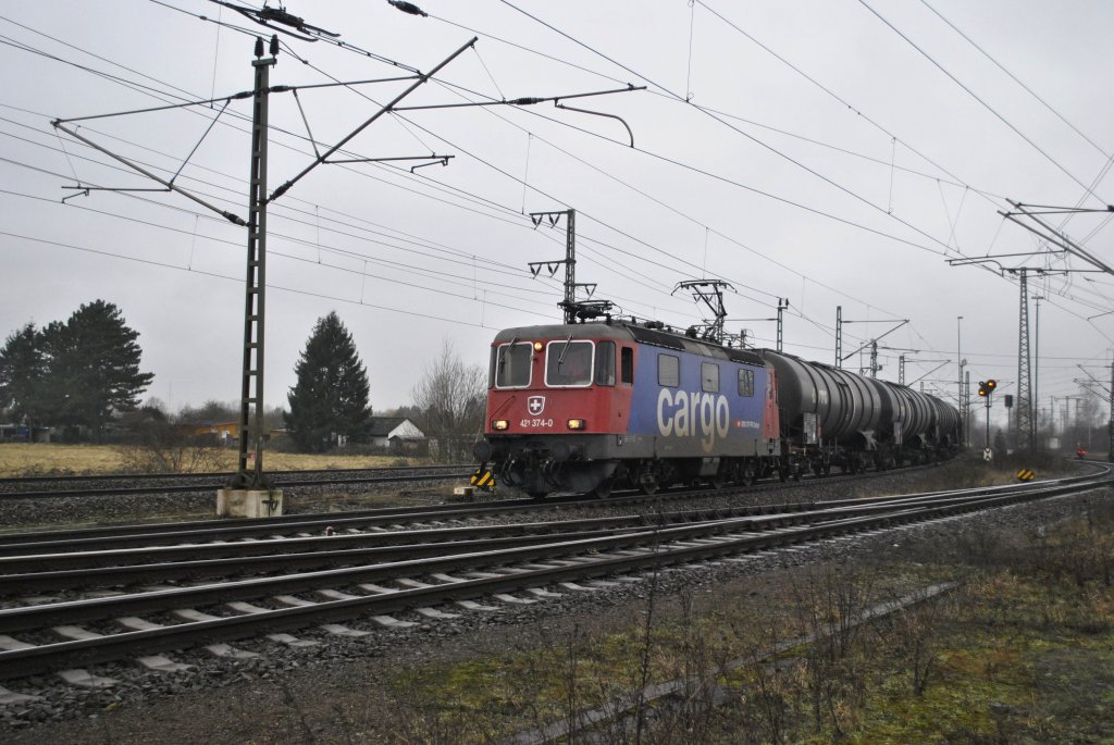 421 374-0, ist am 25.01.2011 mit einen Kesselwagenzug in Lehrte unterwegst