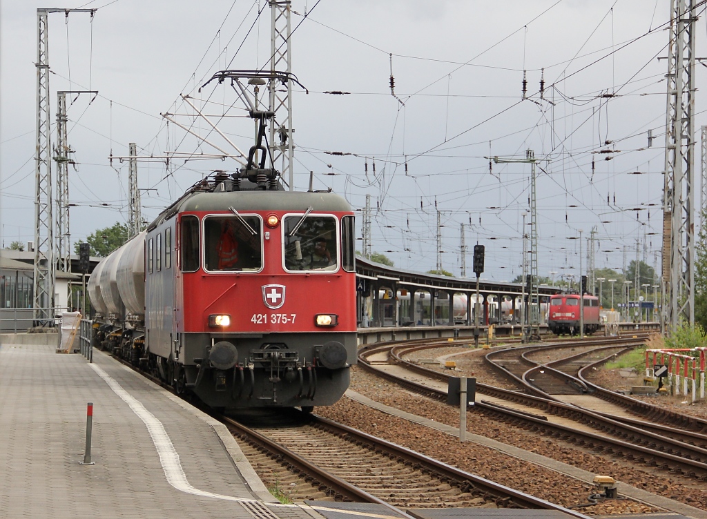 421 375-7 bei der durchfahrt durch Stralsund Huf. Aufgenommen vom B aus am 10.08.2011.