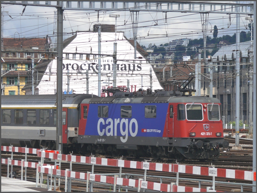 421 375-7 fhrt mit einem EC aus Mnchen in Zrich HB ein. (30.07.2010)