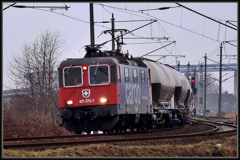 421 375-7 kommt von der Insel Rgen und weiter geht`s in Richtung Rostock.  Stralsund am 13.03.10 