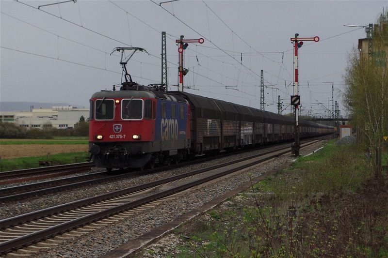 421 375 mit ARS Altmann Autotransportzug am 19.04.2013 in Hirschaid gen Bamberg. 