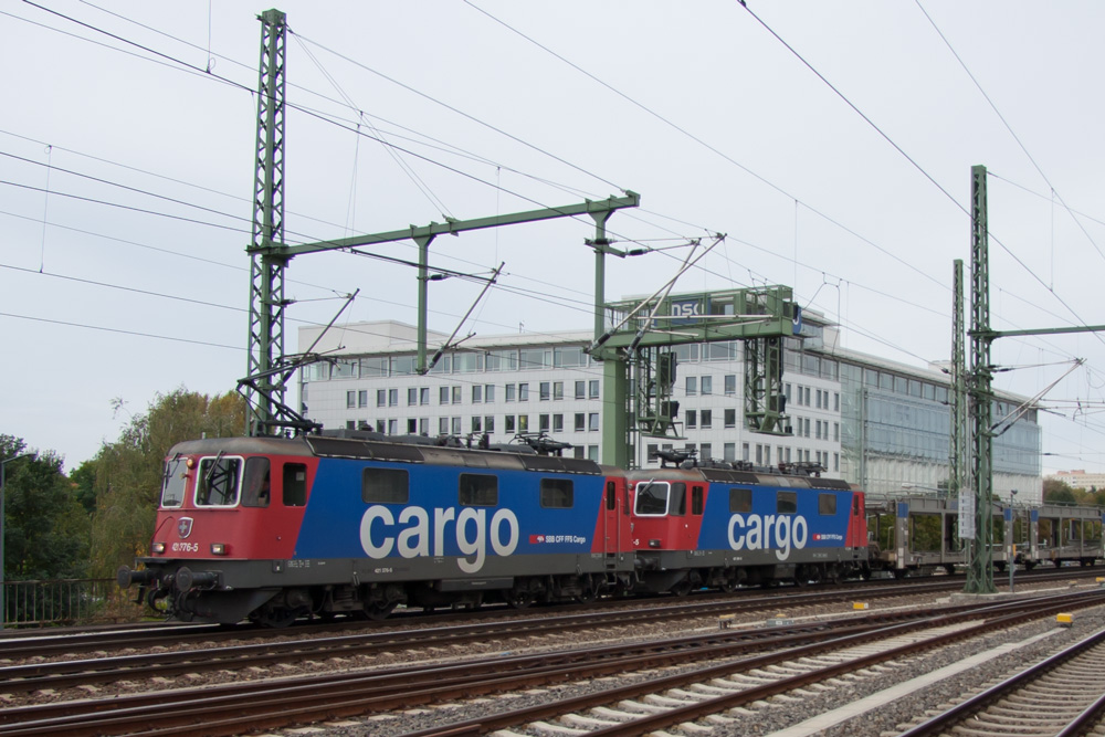 421 376 und 421 381 der SBB Cargo durchfahren den Dresdner Hbf in Richtung Bad Schandau. 05.10.2012